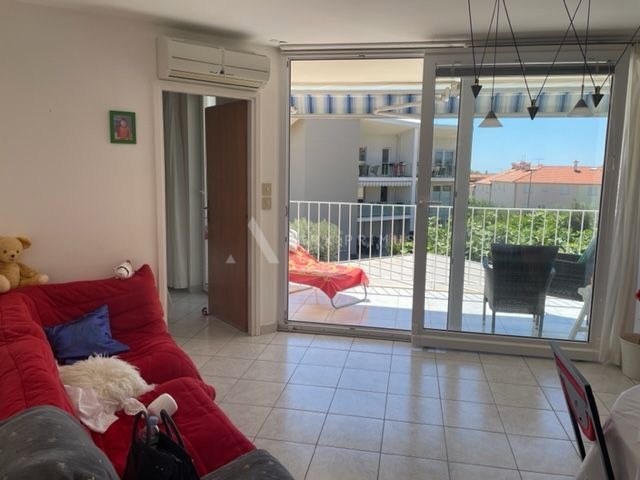 Stan na dobroj lokaciji u blizini mora, Zambratija