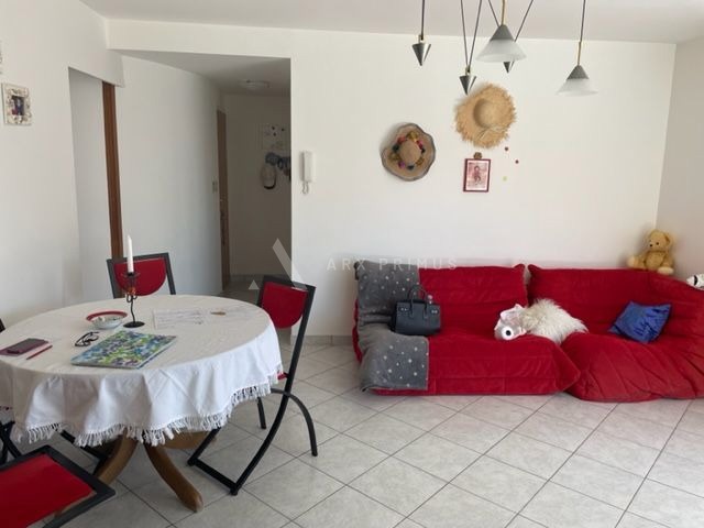 Stan na dobroj lokaciji u blizini mora, Zambratija