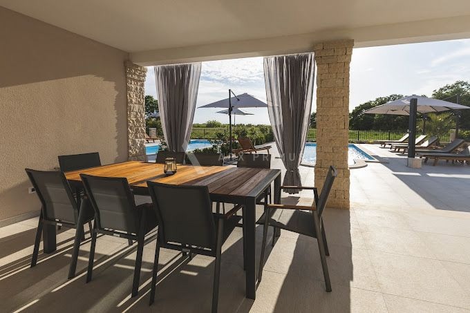 Vila visoke kvalitete na prekrasnoj poziciji, Umag