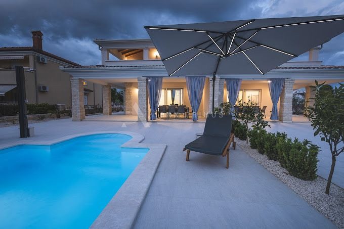 Vila visoke kvalitete na prekrasnoj poziciji, Umag