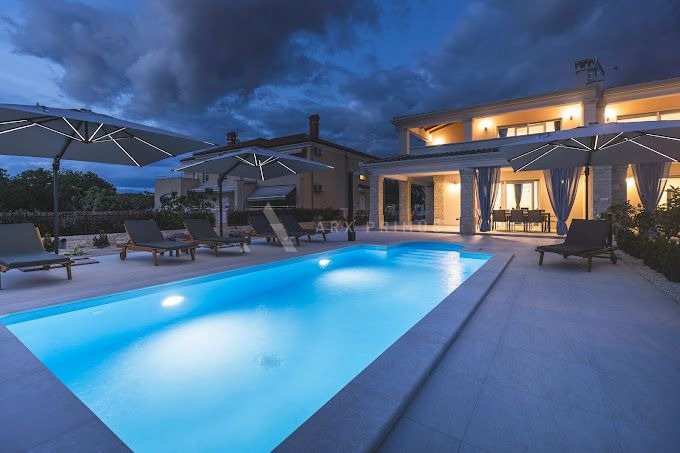 Vila visoke kvalitete na prekrasnoj poziciji, Umag