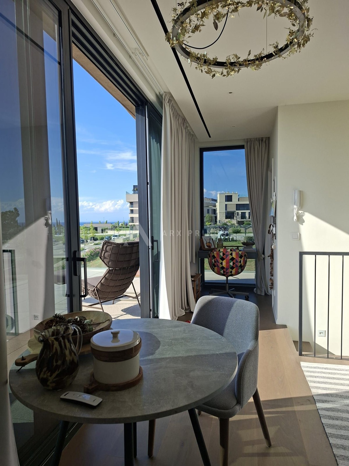 Luksuzni dvoetažni stan s krovnom terasom i pogledom na more