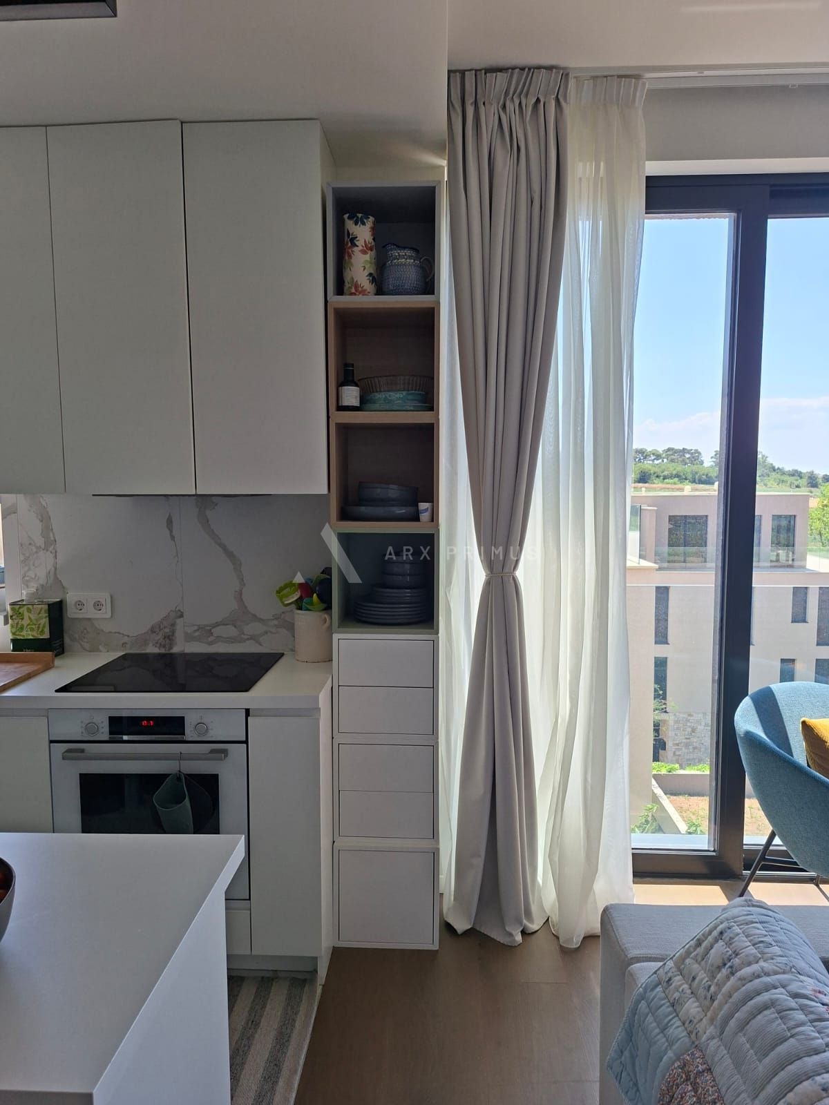 Luksuzni dvoetažni stan s krovnom terasom i pogledom na more