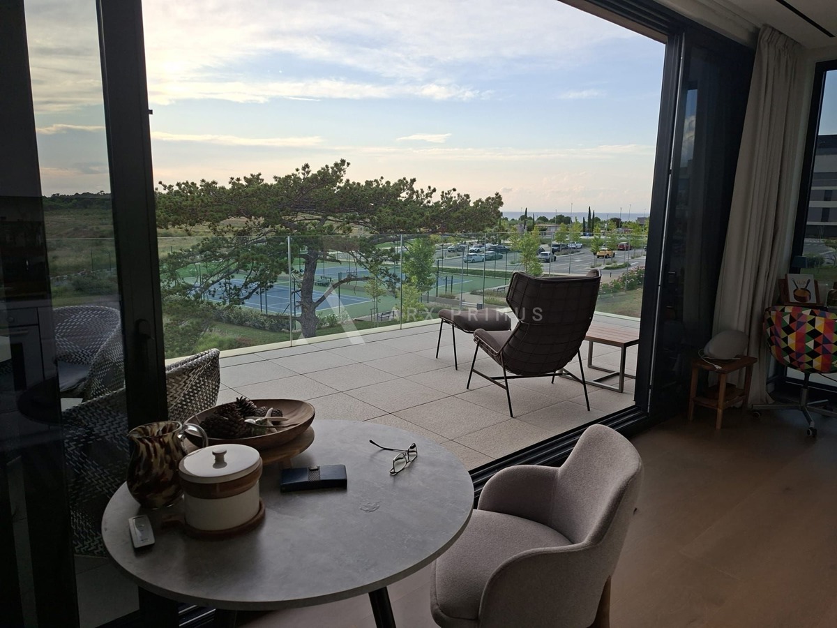 Luksuzni dvoetažni stan s krovnom terasom i pogledom na more