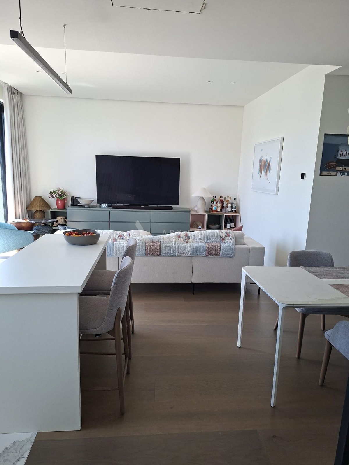 Luksuzni dvoetažni stan s krovnom terasom i pogledom na more