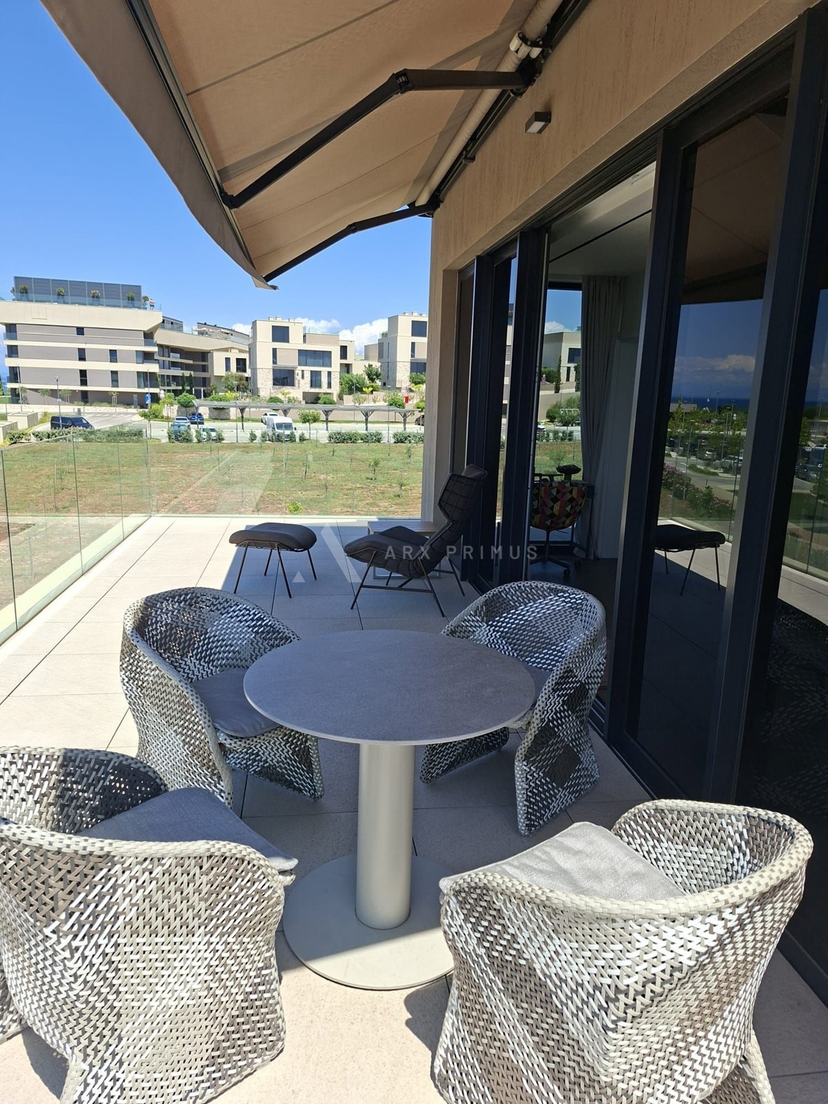 Luksuzni dvoetažni stan s krovnom terasom i pogledom na more