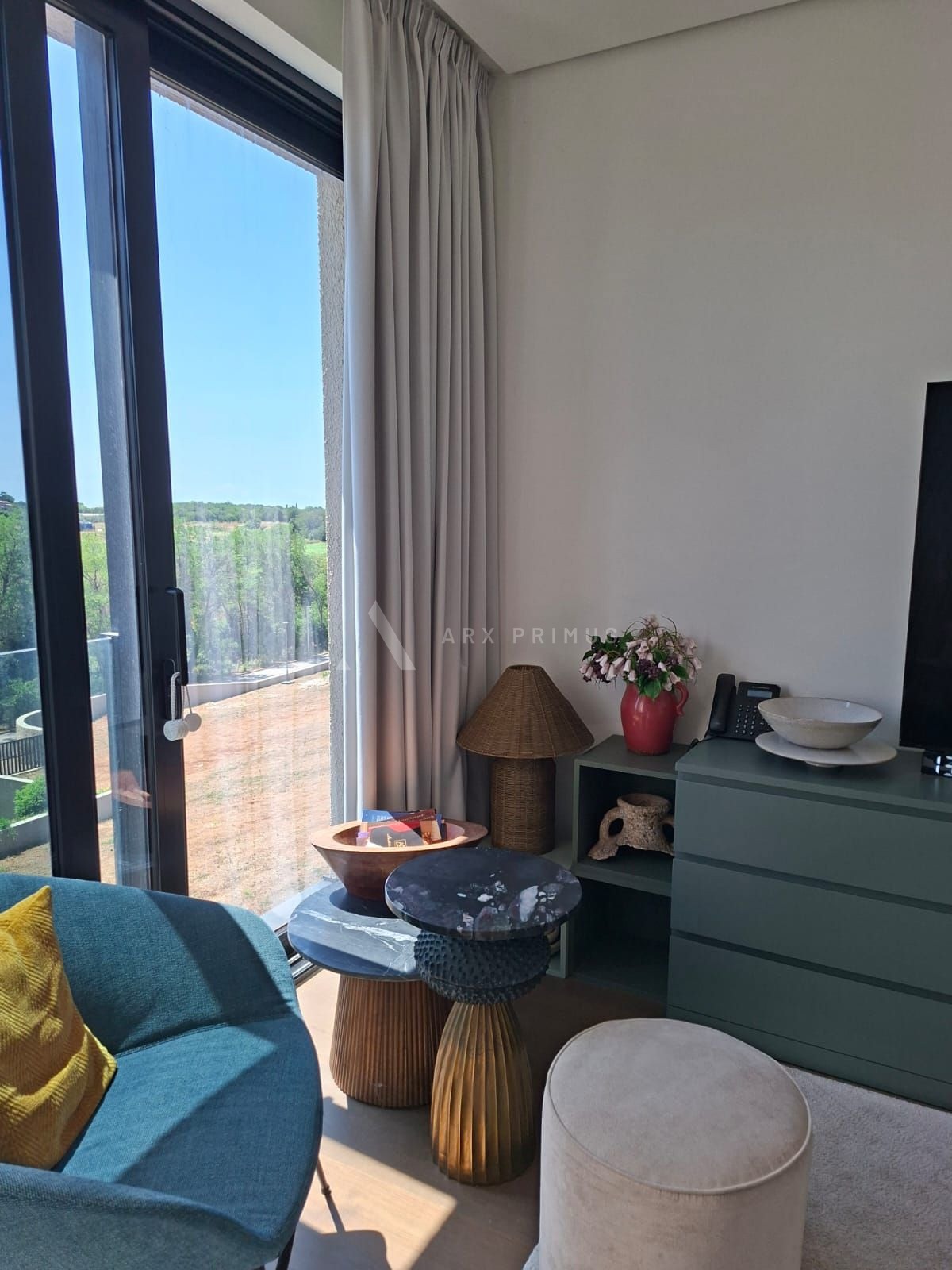 Luksuzni dvoetažni stan s krovnom terasom i pogledom na more