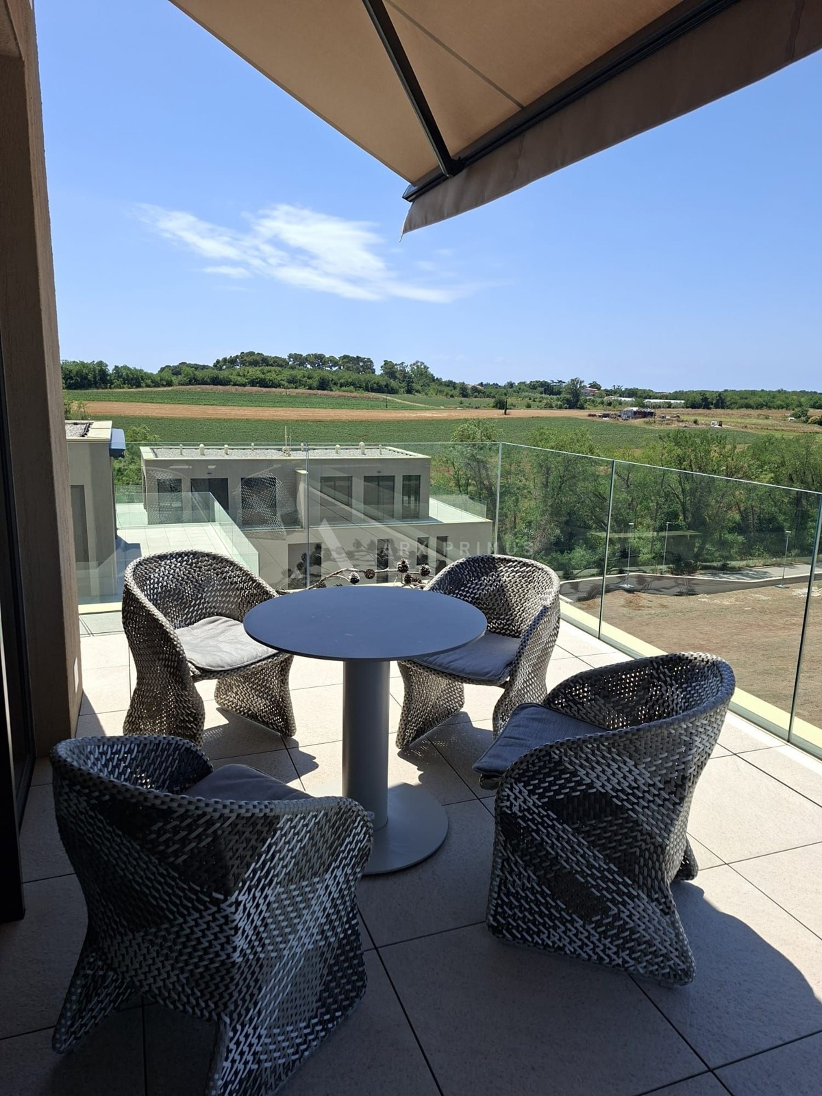 Luksuzni dvoetažni stan s krovnom terasom i pogledom na more