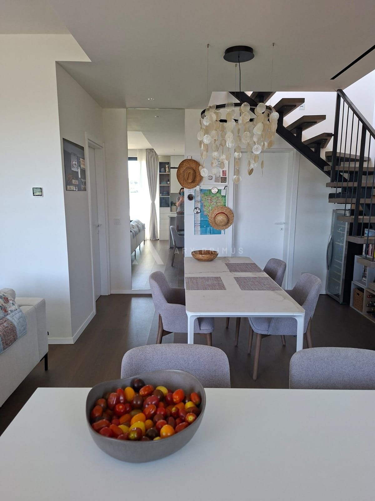 Luksuzni dvoetažni stan s krovnom terasom i pogledom na more