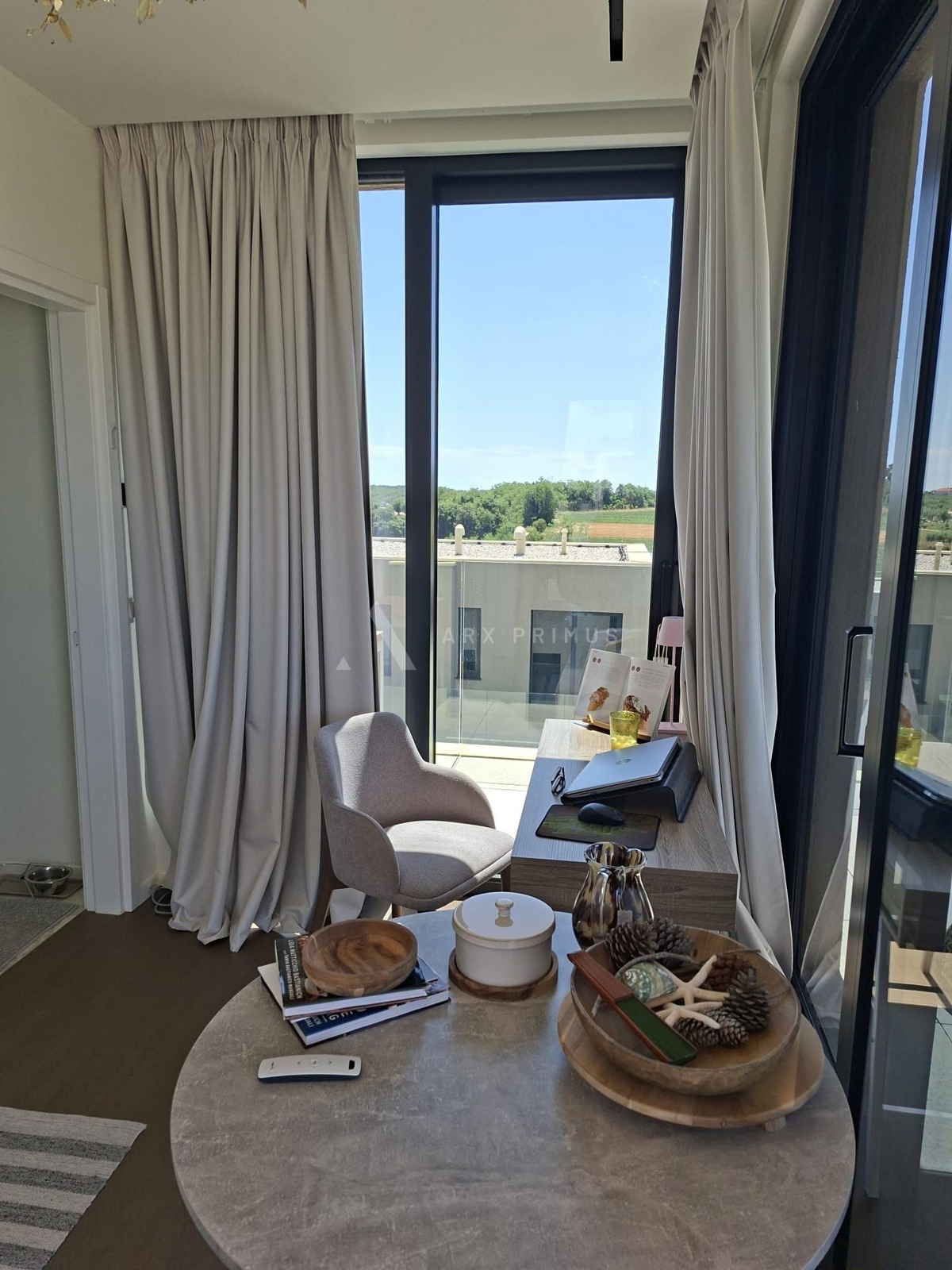 Luksuzni dvoetažni stan s krovnom terasom i pogledom na more