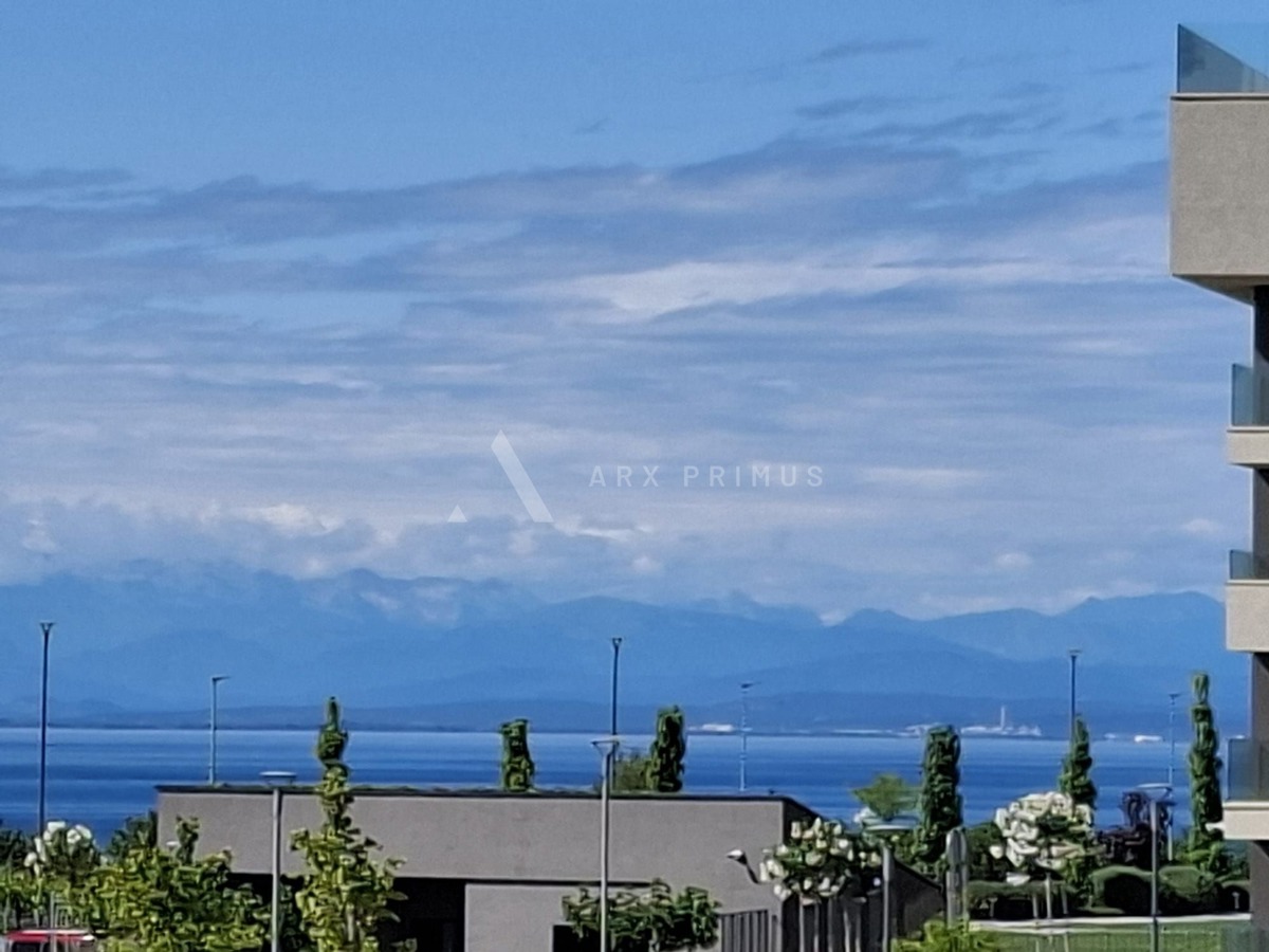 Luksuzni dvoetažni stan s krovnom terasom i pogledom na more