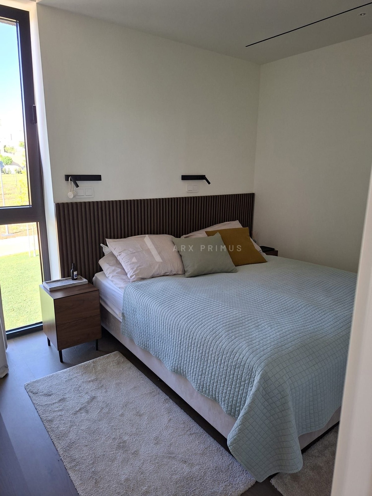 Luksuzni dvoetažni stan s krovnom terasom i pogledom na more