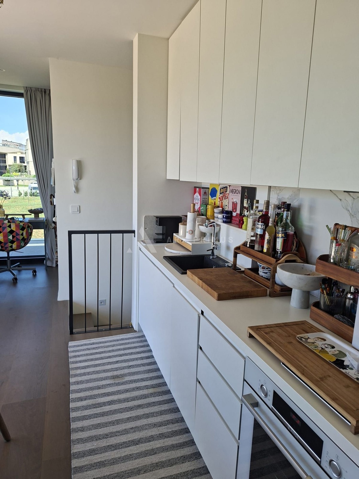 Luksuzni dvoetažni stan s krovnom terasom i pogledom na more