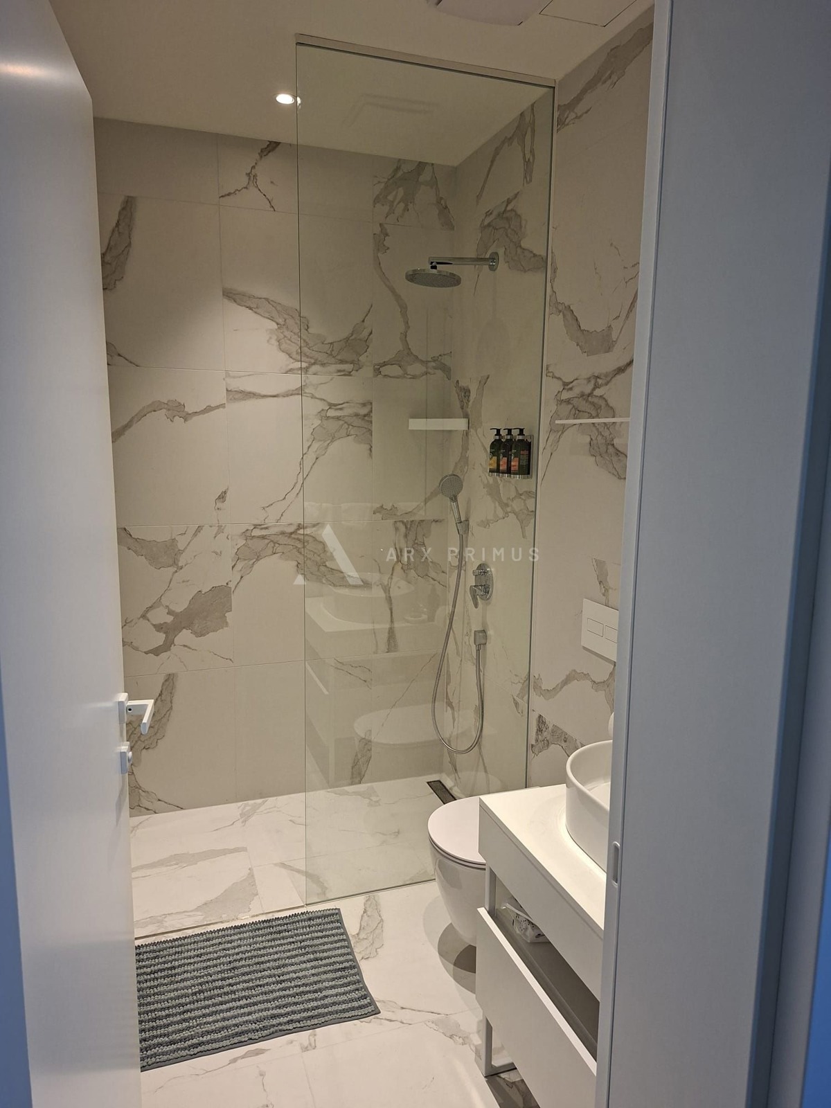 Luksuzni dvoetažni stan s krovnom terasom i pogledom na more