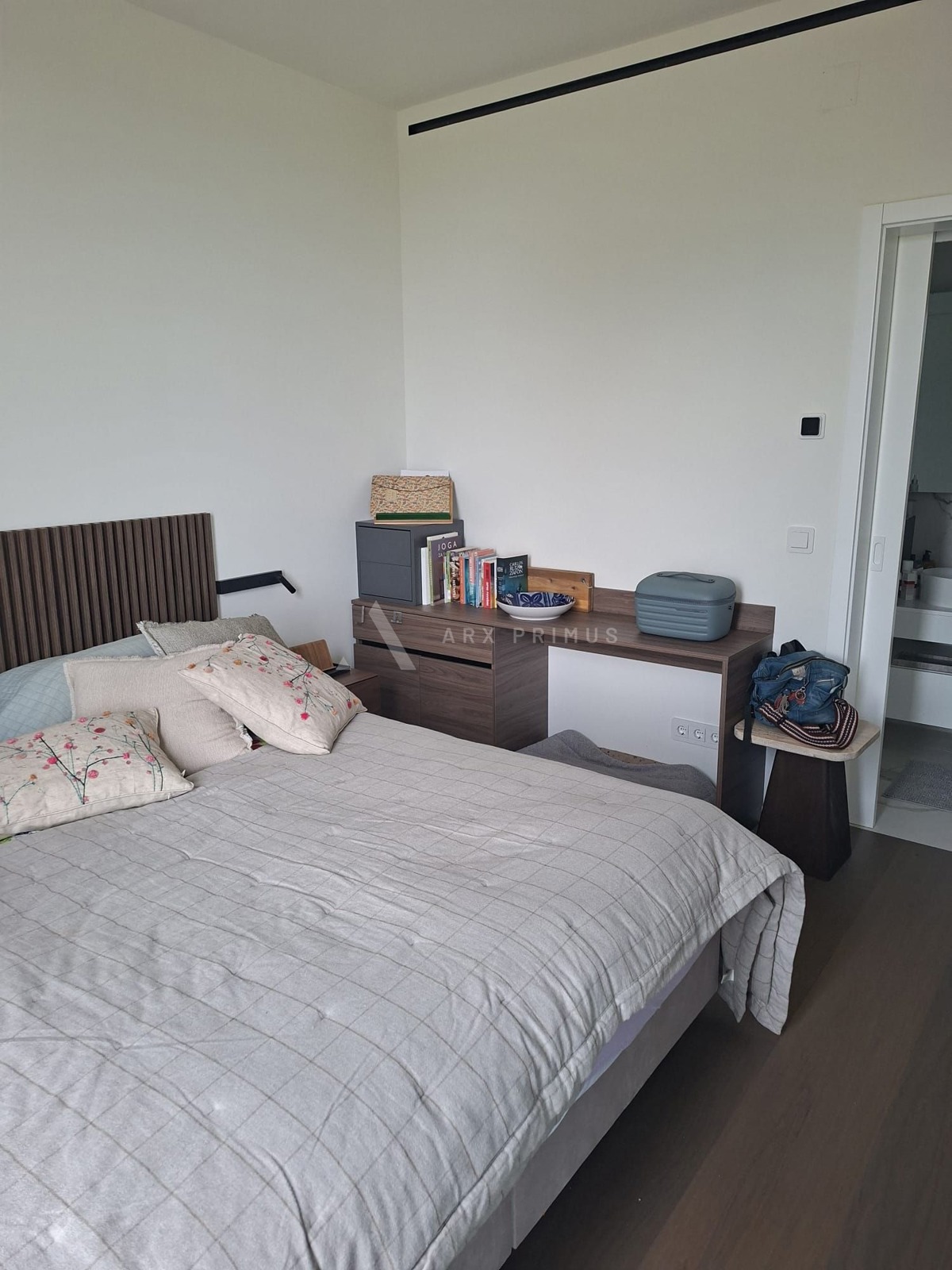 Luksuzni dvoetažni stan s krovnom terasom i pogledom na more