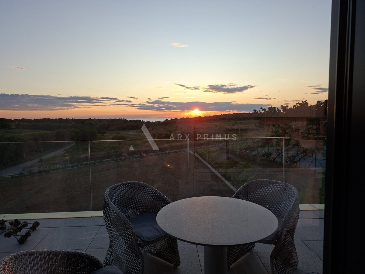 Luksuzni dvoetažni stan s krovnom terasom i pogledom na more