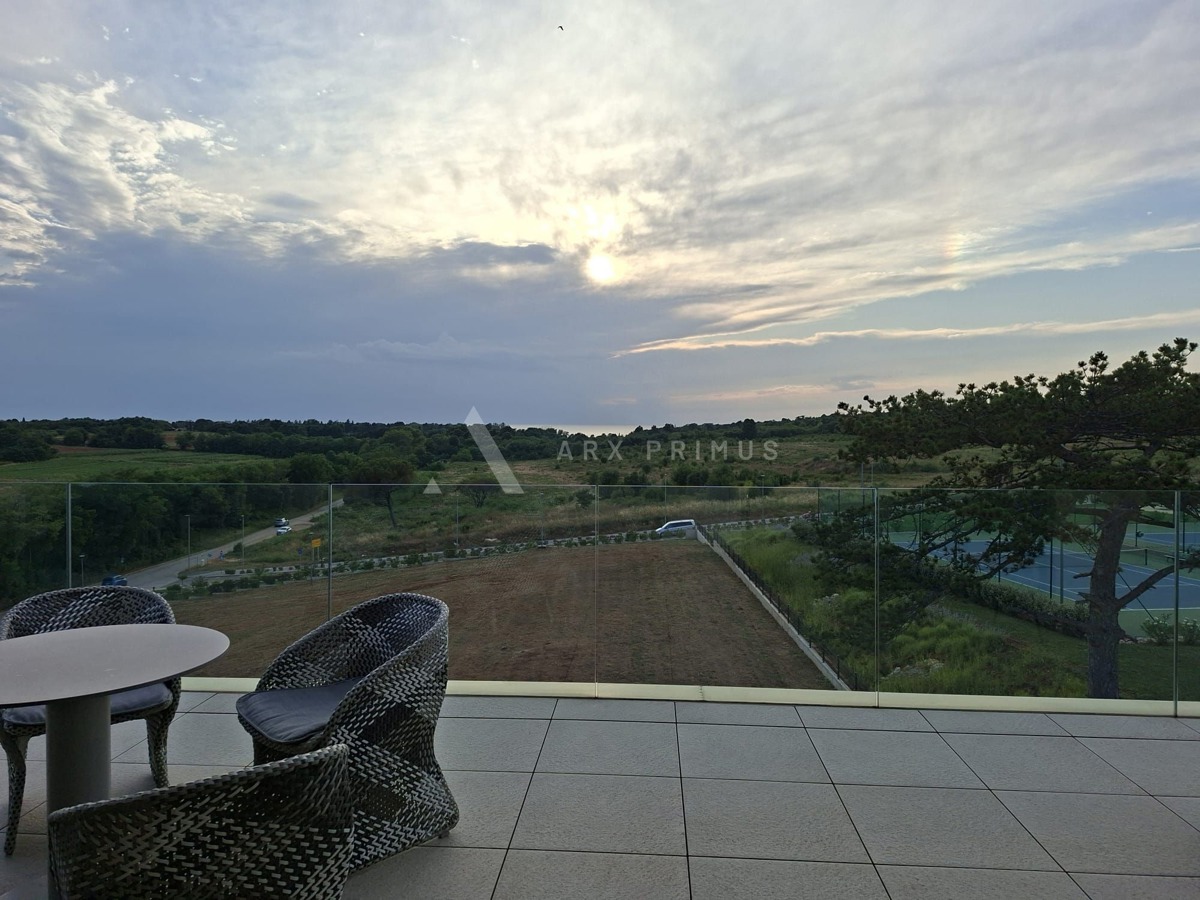 Luksuzni dvoetažni stan s krovnom terasom i pogledom na more