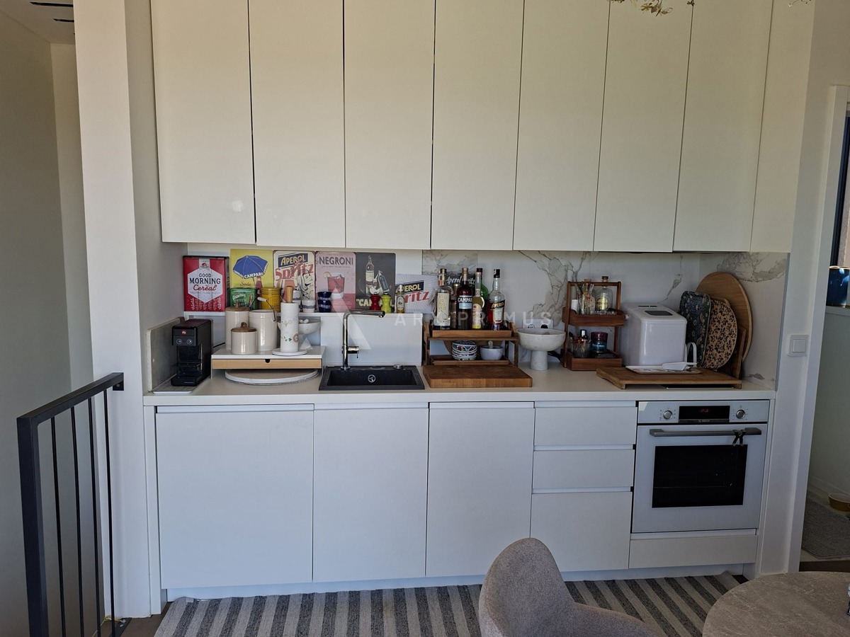 Luksuzni dvoetažni stan s krovnom terasom i pogledom na more