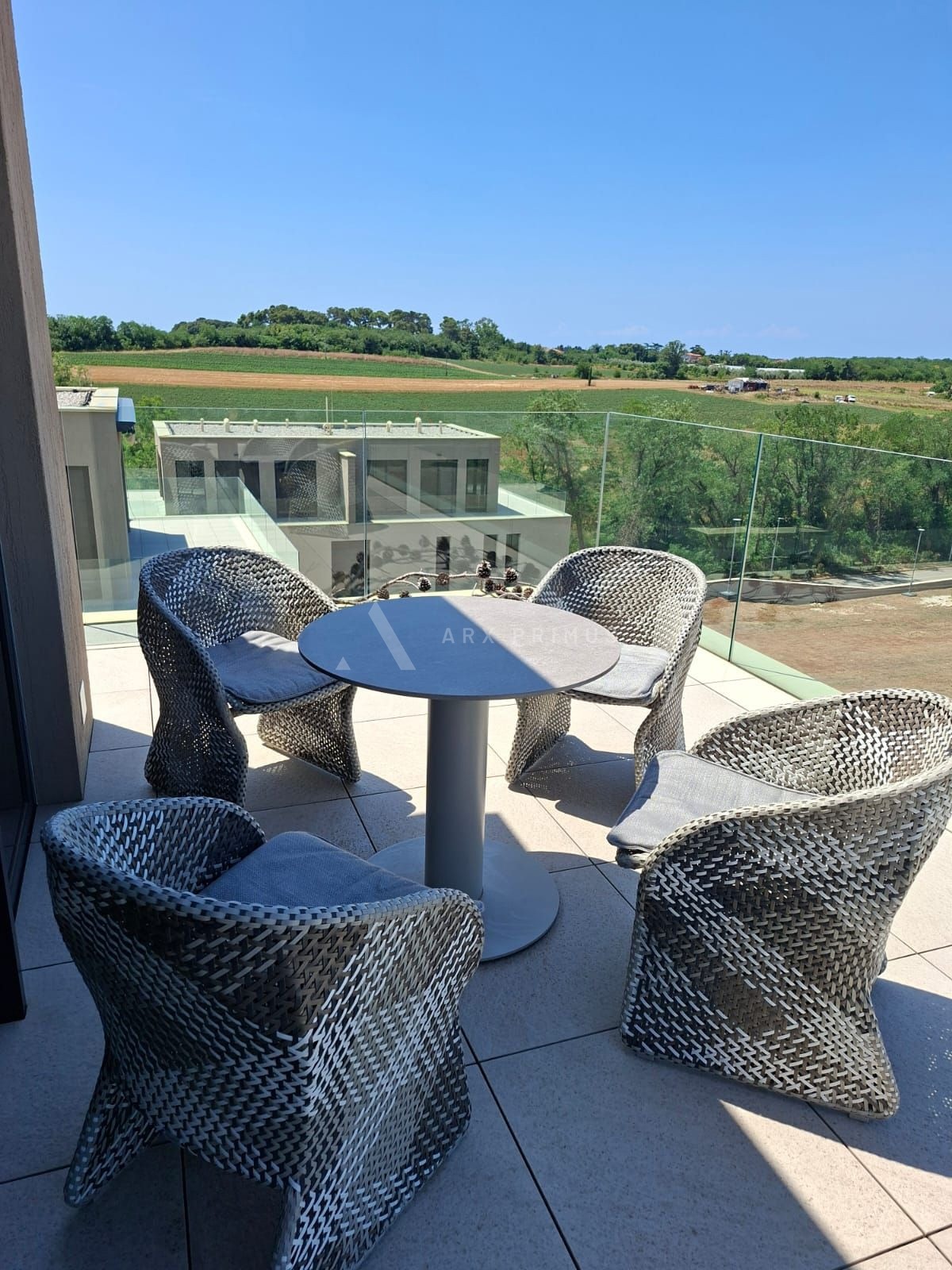 Luksuzni dvoetažni stan s krovnom terasom i pogledom na more