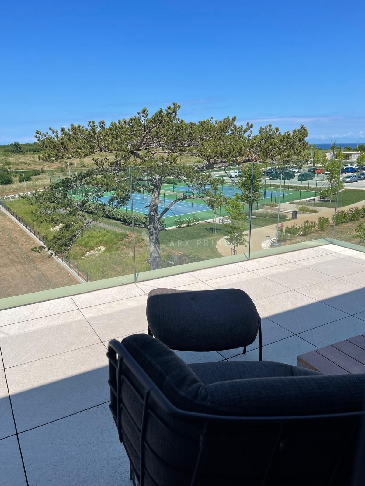 Luksuzni dvoetažni stan s krovnom terasom i pogledom na more