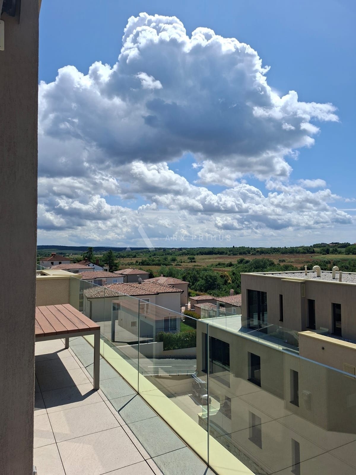 Luksuzni dvoetažni stan s krovnom terasom i pogledom na more