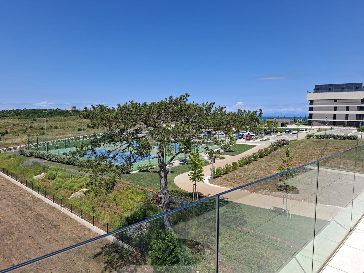 Luksuzni dvoetažni stan s krovnom terasom i pogledom na more