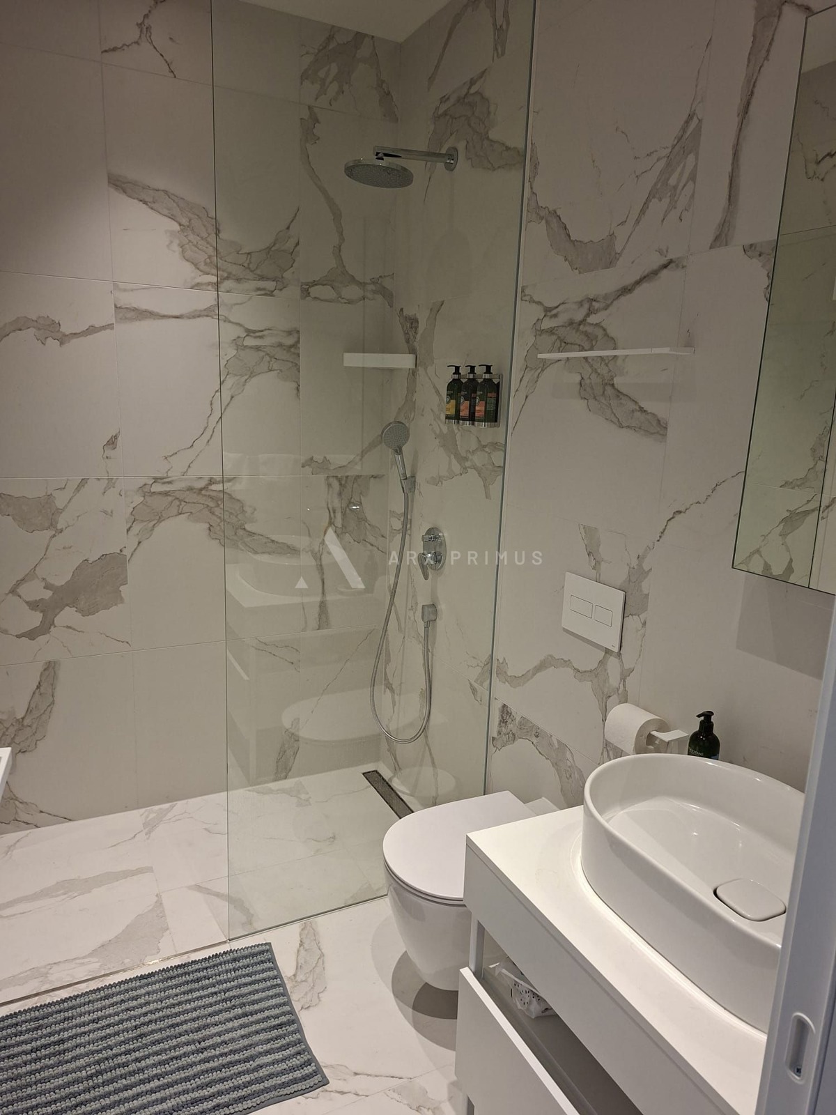 Luksuzni dvoetažni stan s krovnom terasom i pogledom na more