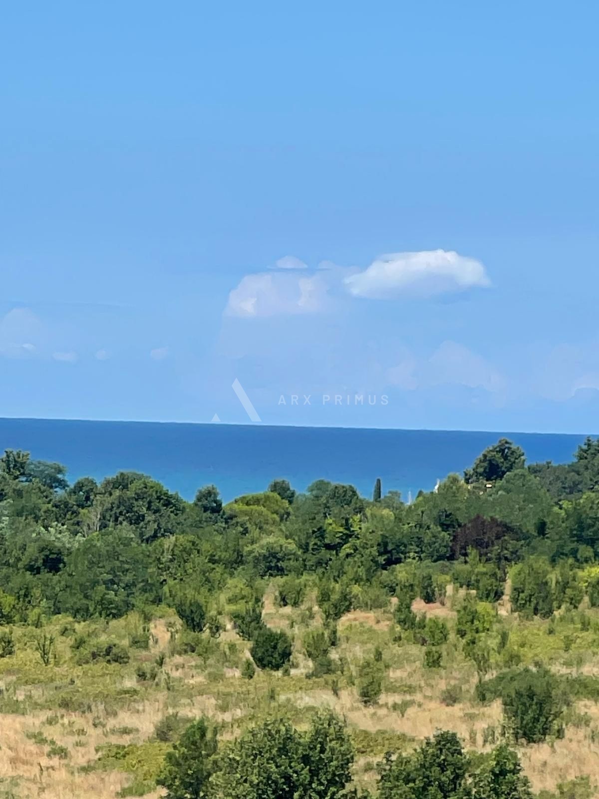 Luksuzni dvoetažni stan s krovnom terasom i pogledom na more