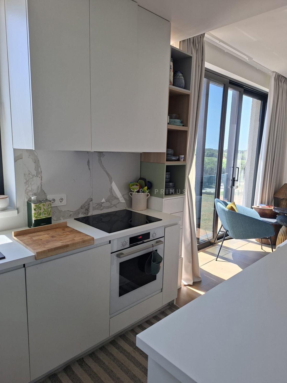 Luksuzni dvoetažni stan s krovnom terasom i pogledom na more