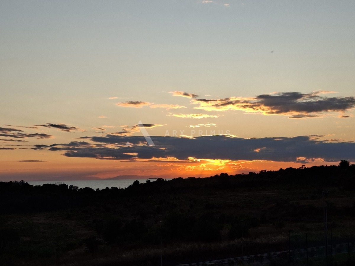 Luksuzni dvoetažni stan s krovnom terasom i pogledom na more