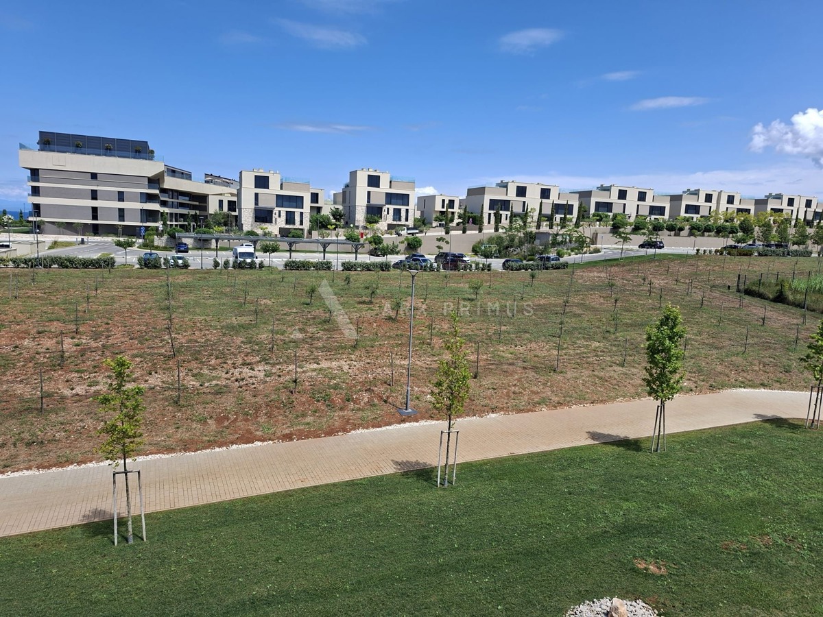 Luksuzni dvoetažni stan s krovnom terasom i pogledom na more