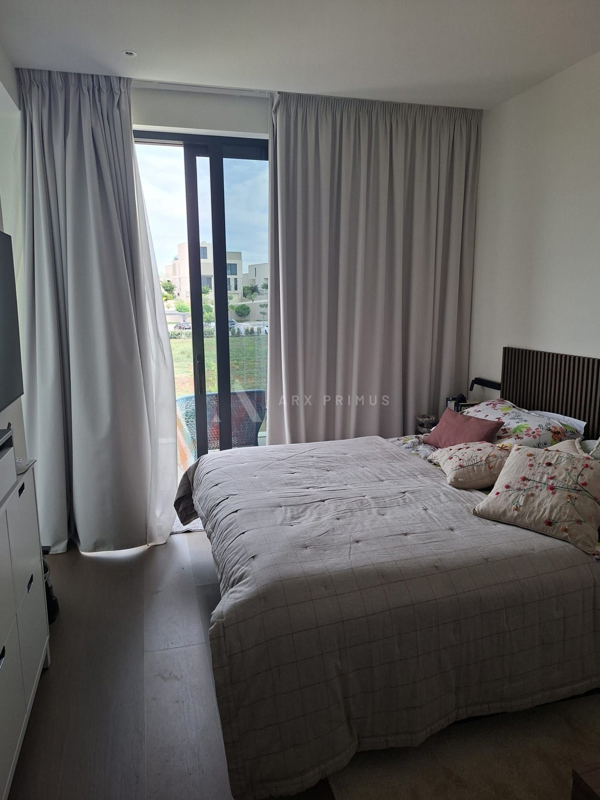 Luksuzni dvoetažni stan s krovnom terasom i pogledom na more