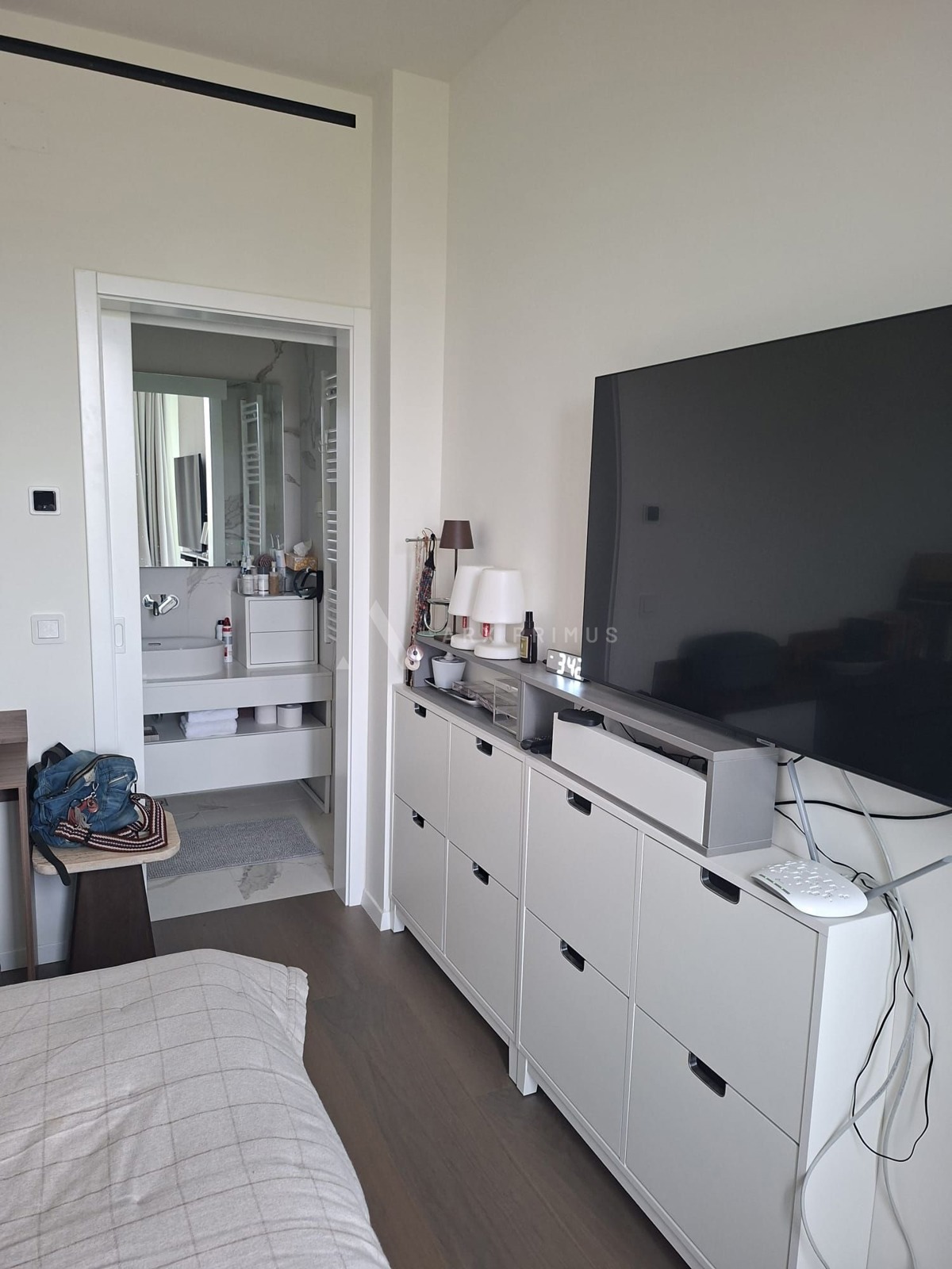 Luksuzni dvoetažni stan s krovnom terasom i pogledom na more