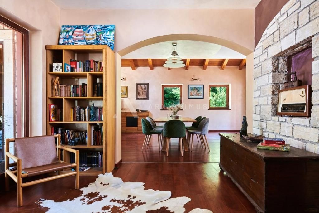 Prekrasna vila okružena šumom