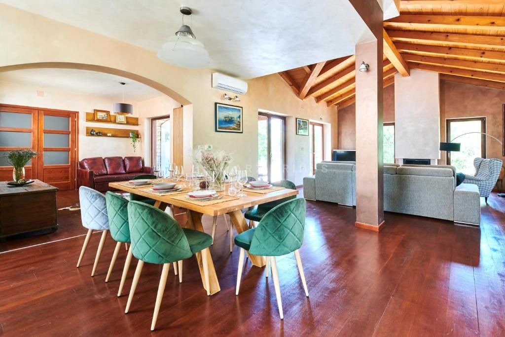 Prekrasna vila okružena šumom