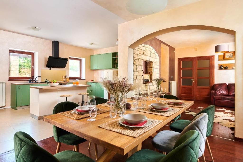 Prekrasna vila okružena šumom