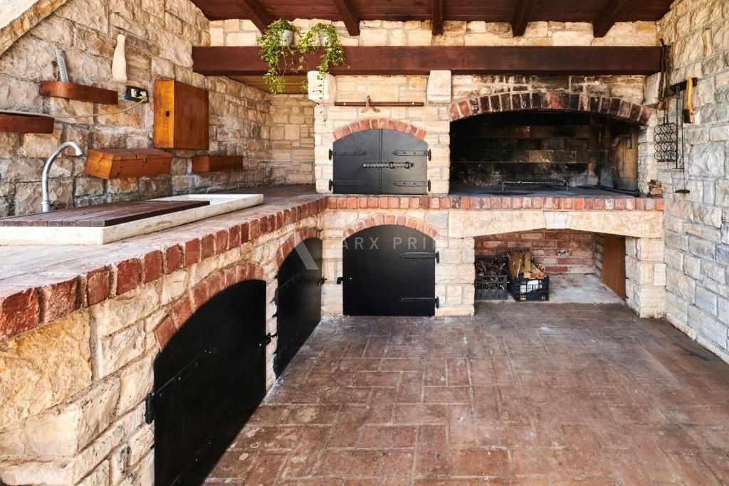 Prekrasna vila okružena šumom