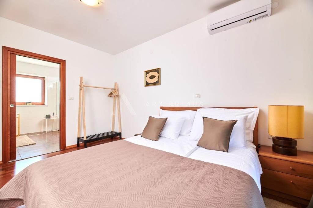 Prekrasna vila okružena šumom