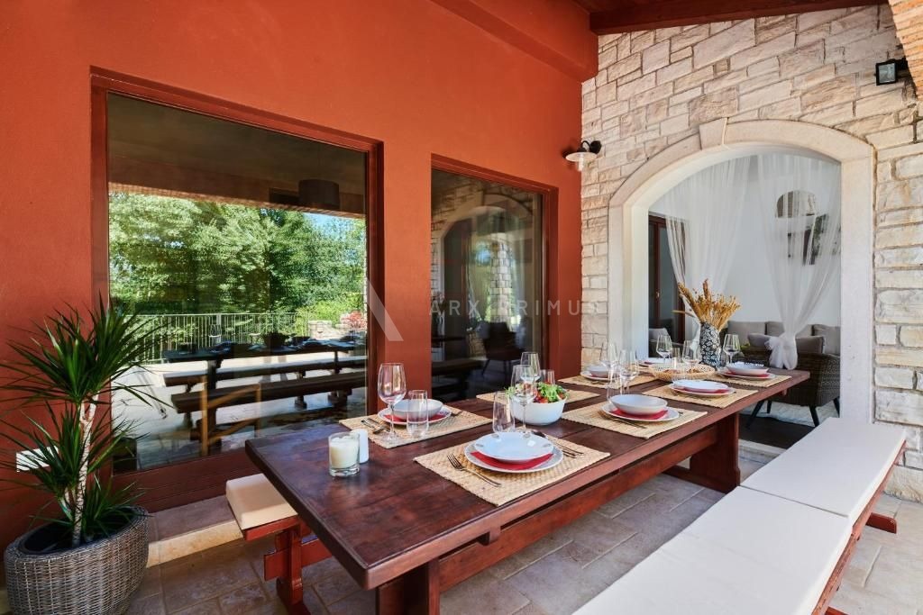 Prekrasna vila okružena šumom