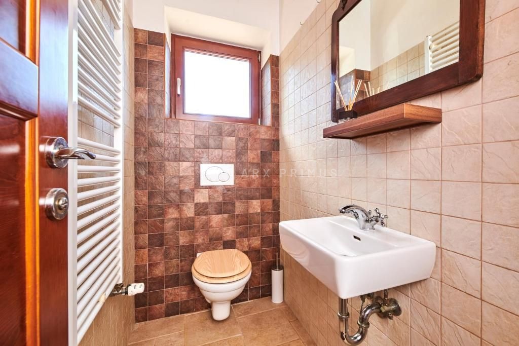 Prekrasna vila okružena šumom