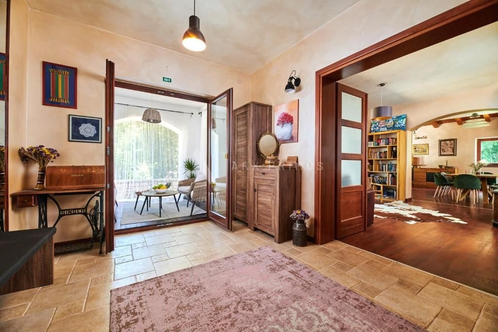 Prekrasna vila okružena šumom