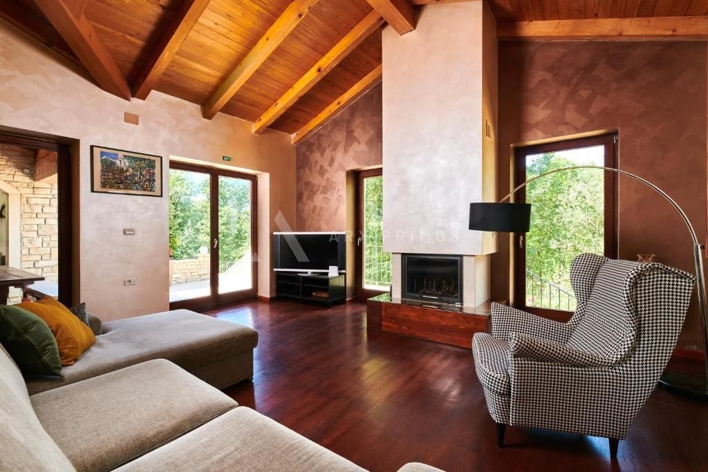 Prekrasna vila okružena šumom