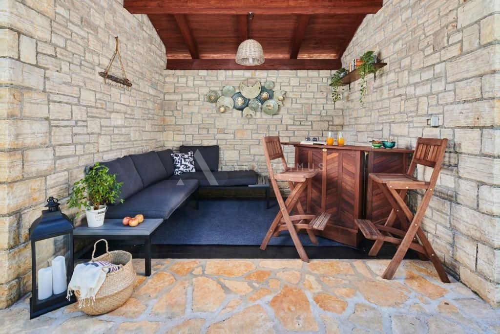 Prekrasna vila okružena šumom