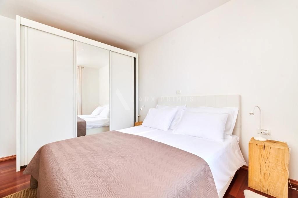 Prekrasna vila okružena šumom