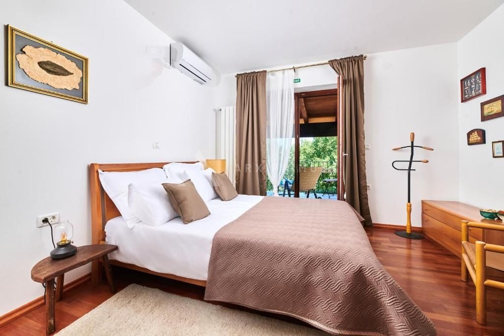 Prekrasna vila okružena šumom