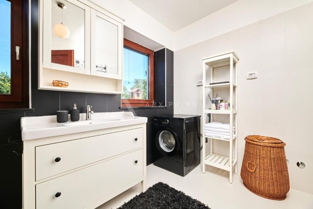 Prekrasna vila okružena šumom