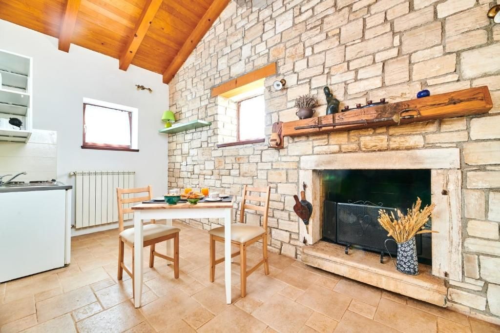 Prekrasna vila okružena šumom