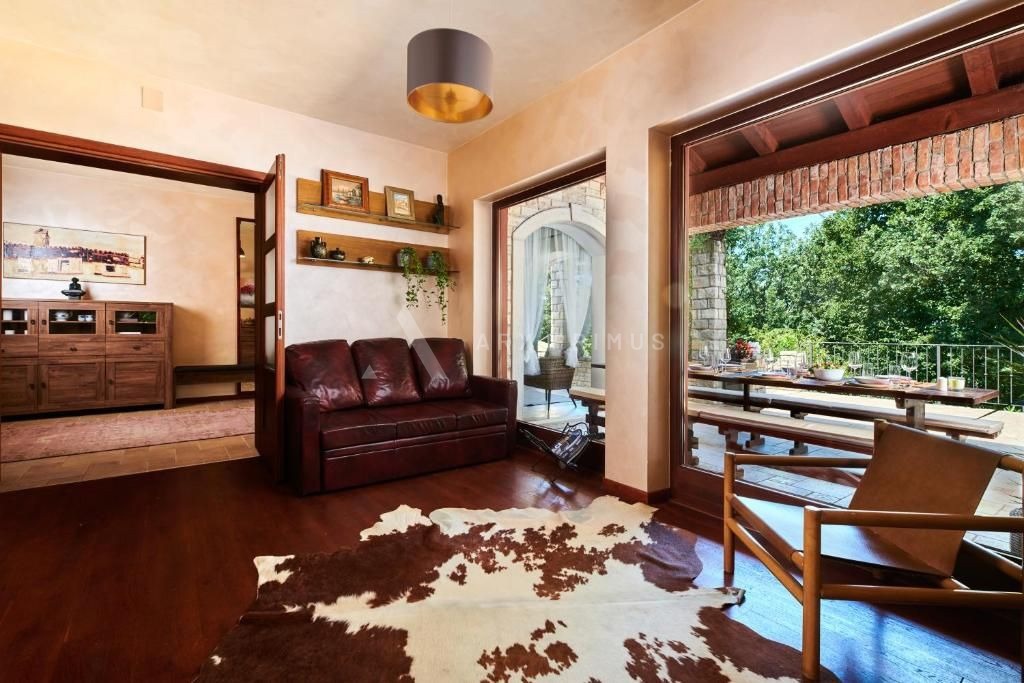 Prekrasna vila okružena šumom