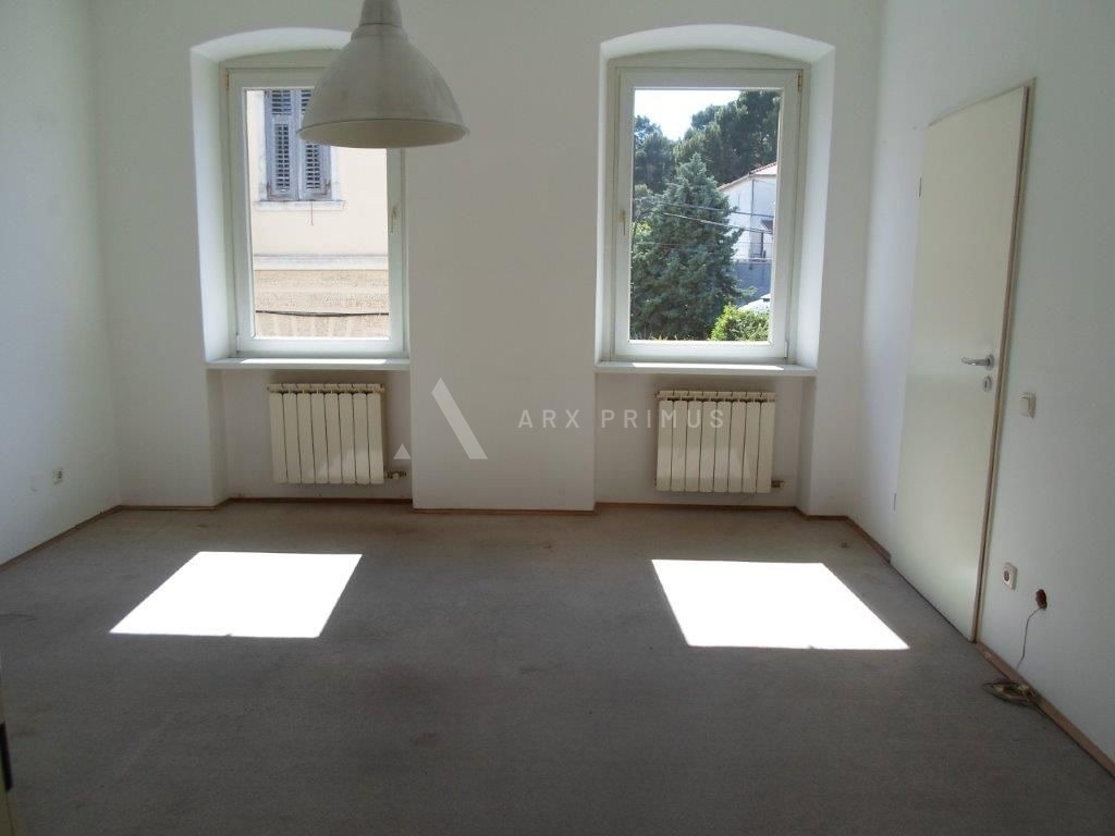 Zgrada u Puli na odličnoj lokaciji