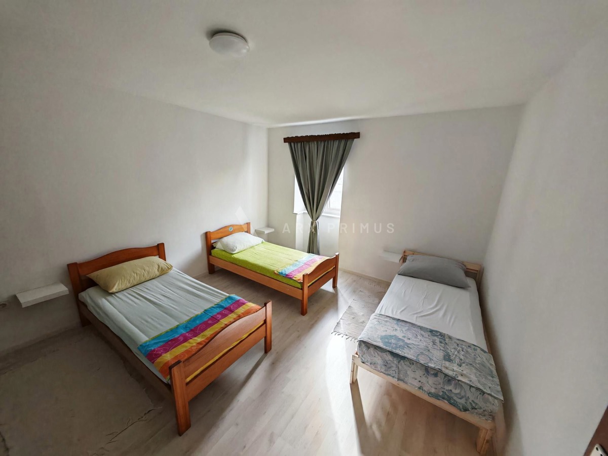 Kuća u centru Petrčana, 100 m od mora